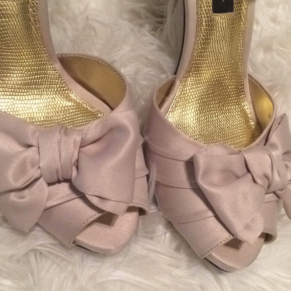 Nina  ivory shoes with bow size 7 - Picture 3 of 6